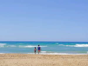 Famille sur la plage d'Antalya