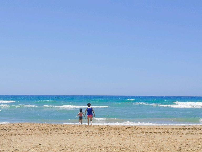 Famille sur la plage d'Antalya