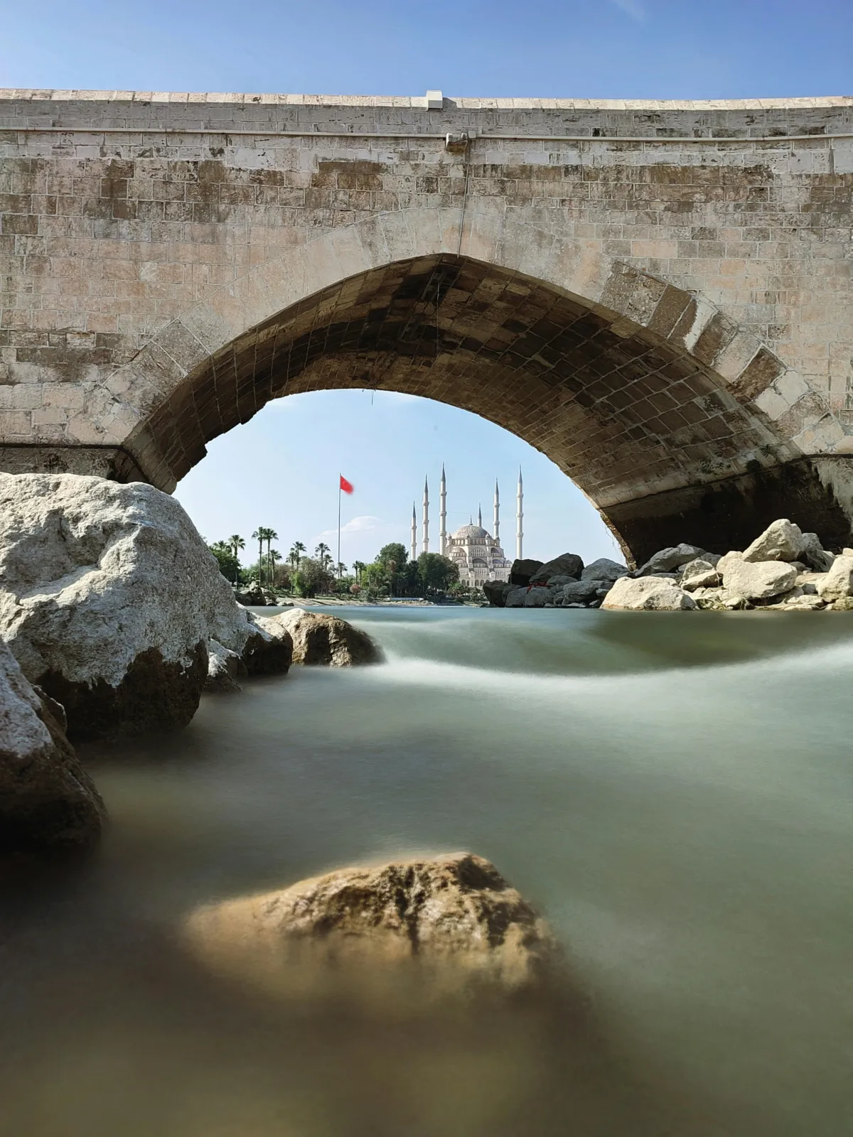 Pont historique sur la rivière Seyhan avec la Mosquée Sabancı en arrière-plan à Adana