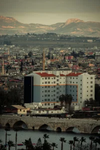 Vue aérienne d'Adana avec les montagnes du Taurus en arrière-plan