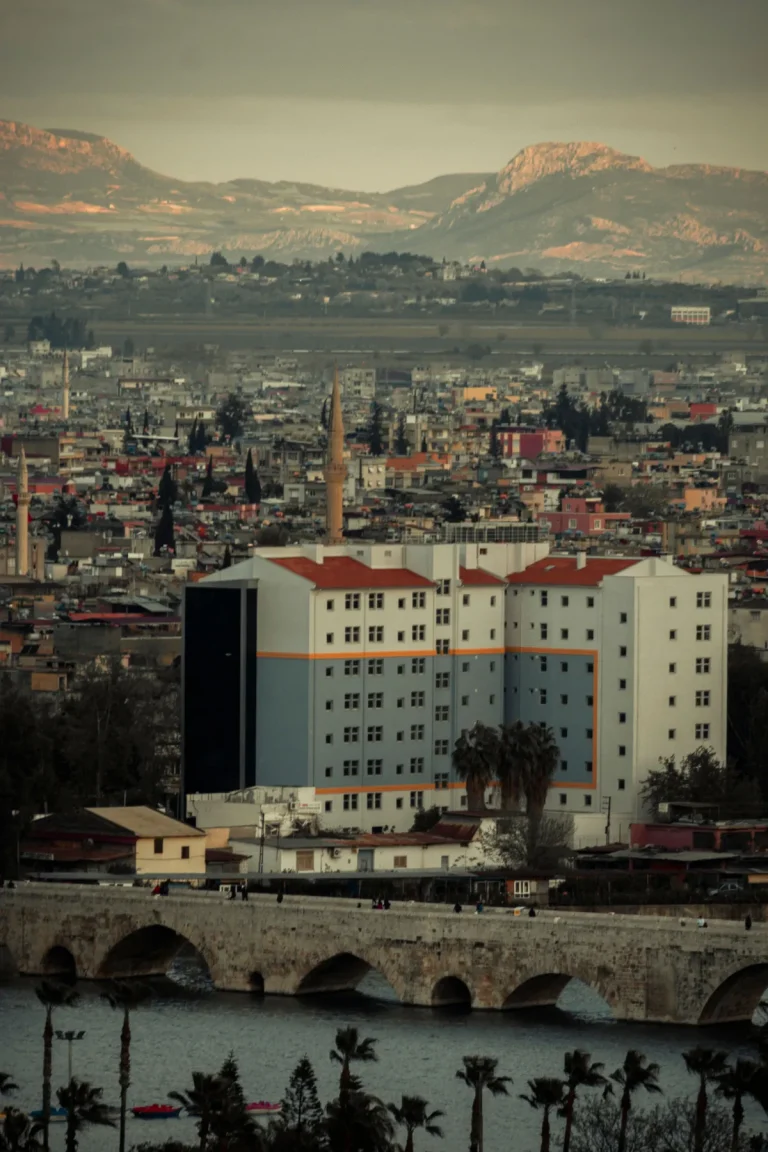 Vue aérienne d'Adana avec les montagnes du Taurus en arrière-plan
