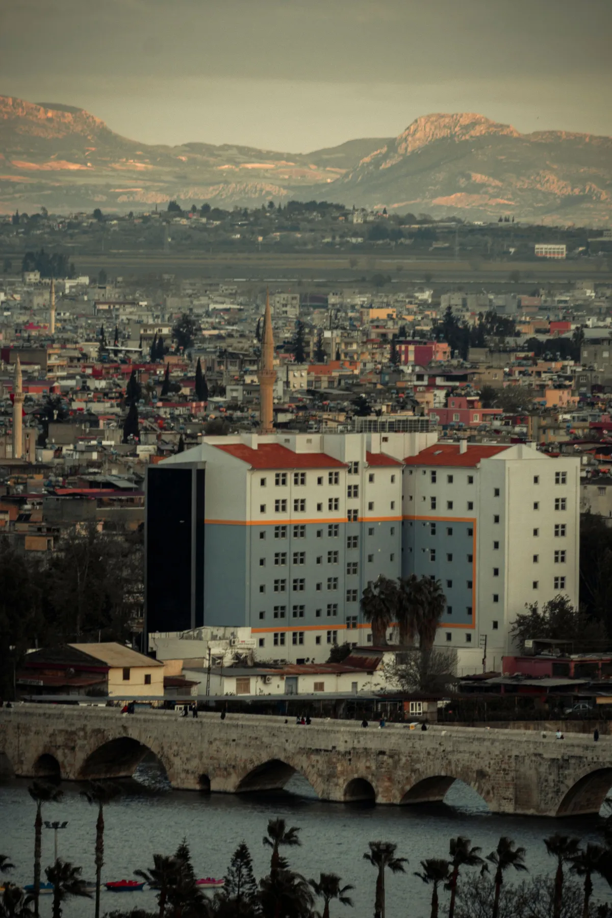 Vue aérienne d'Adana avec les montagnes du Taurus en arrière-plan