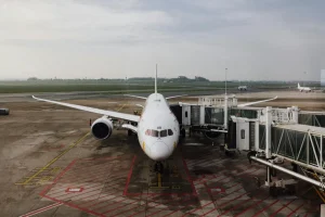 Avion à la porte d'embarquement prêt au décollage vers la Turquie