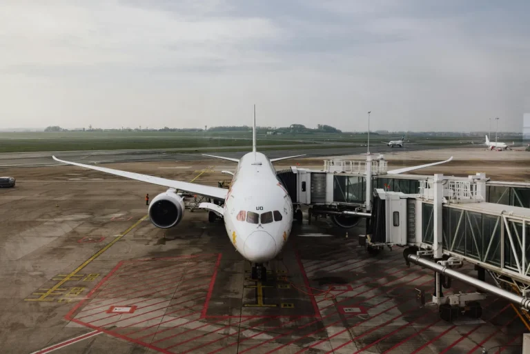 Avion à la porte d'embarquement prêt au décollage vers la Turquie