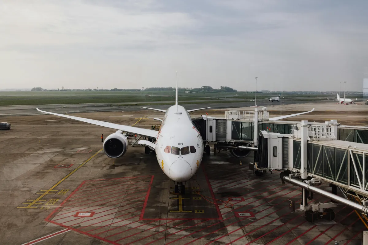 Avion à la porte d'embarquement prêt au décollage vers la Turquie