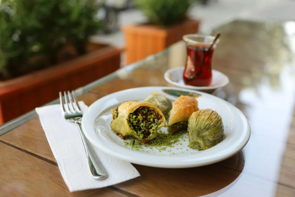 Baklava fıstıklı, baklava roulé à la pistache verte de Gaziantep, servi avec un çay turc