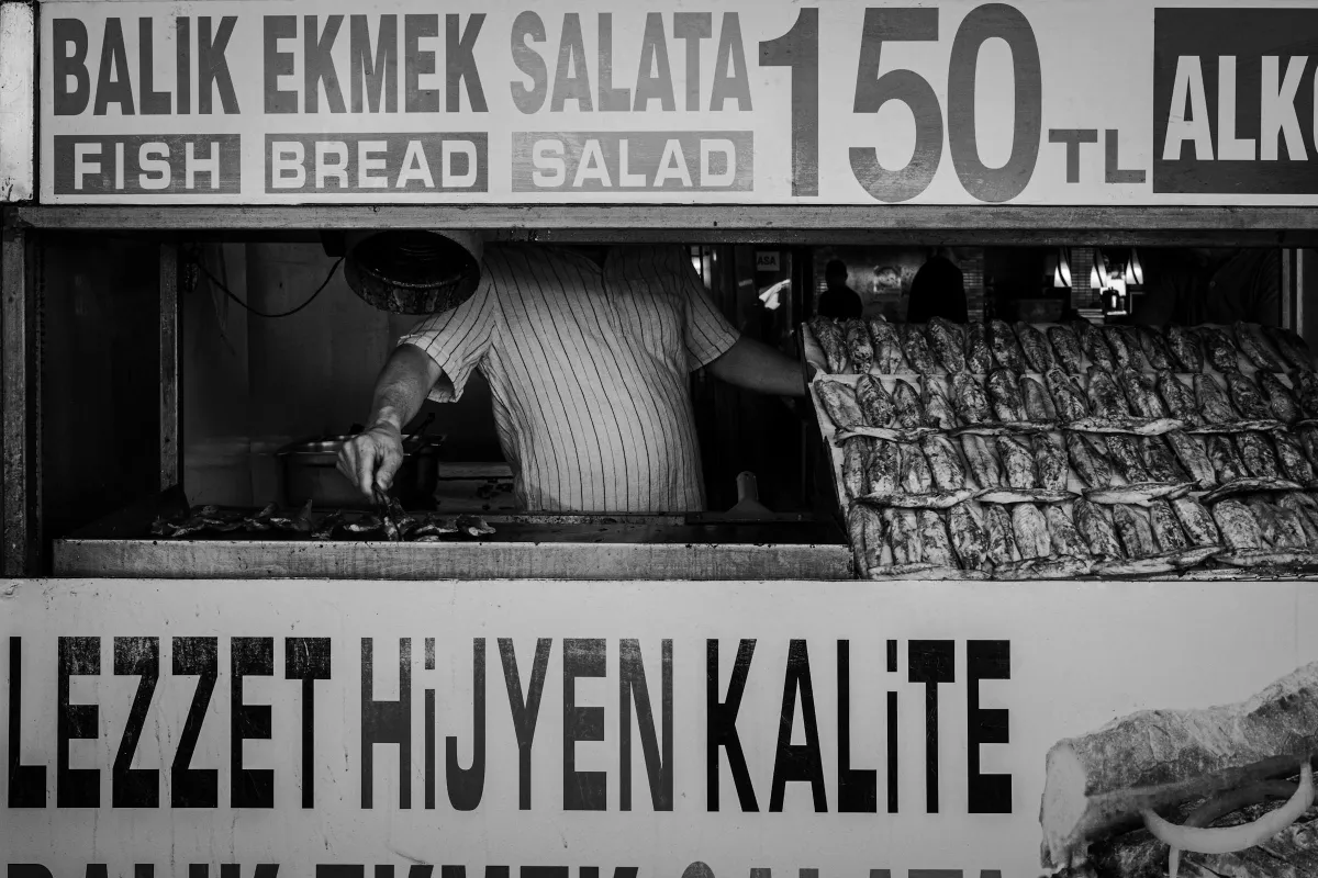 Stand de balık ekmek à Istanbul, vendeur préparant des sandwichs au poisson grillé à 150 TL