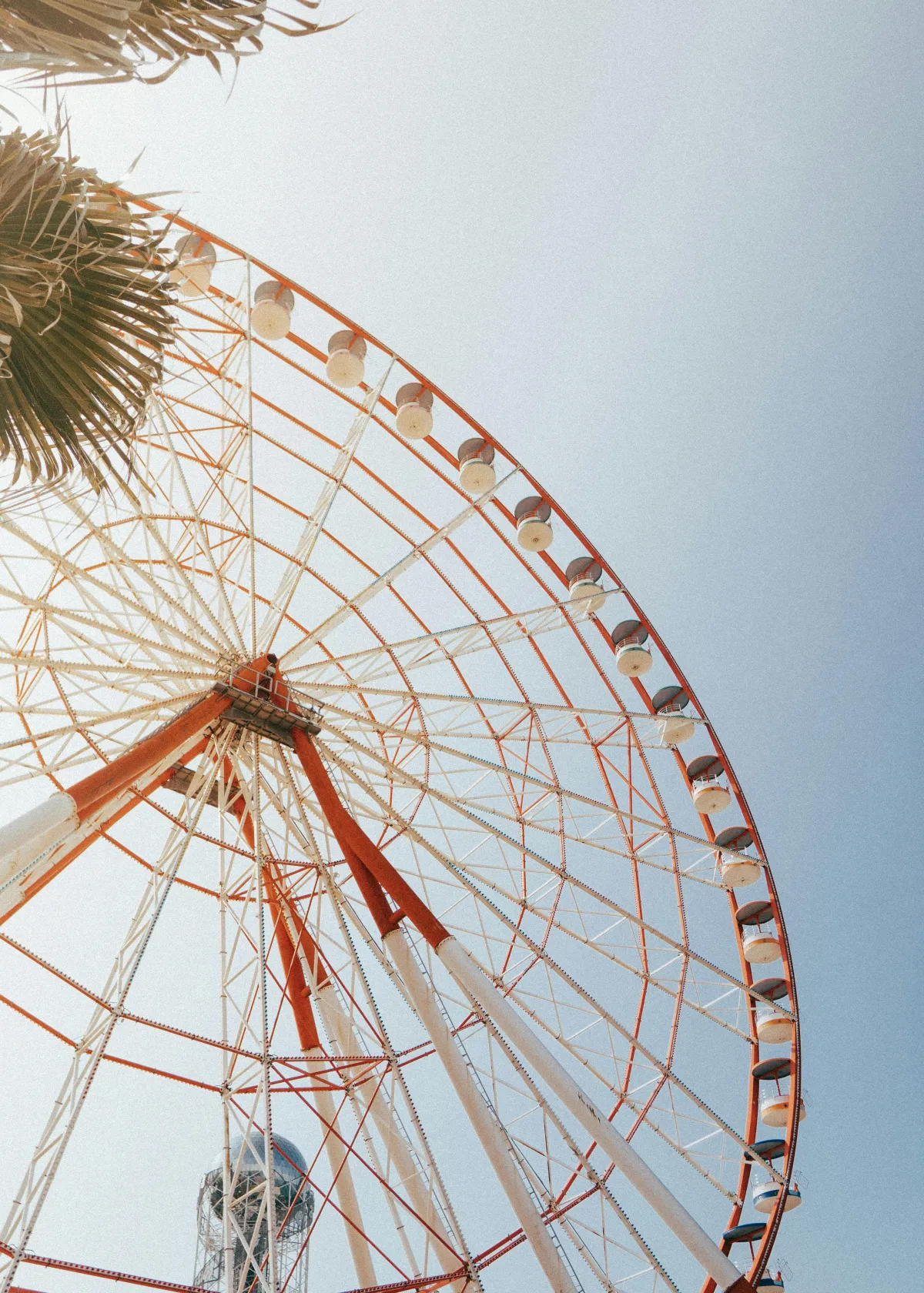 Grande roue de Batoumi sous un ciel bleu