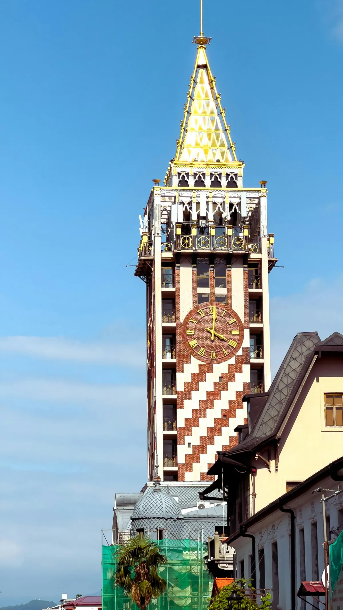 Tour de l'horloge emblematique de Batoumi en Georgie