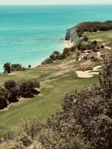 Parcours de golf en bord de mer Méditerranée à Belek, près d'Antalya, fairways verts et ocean bleu turquoise