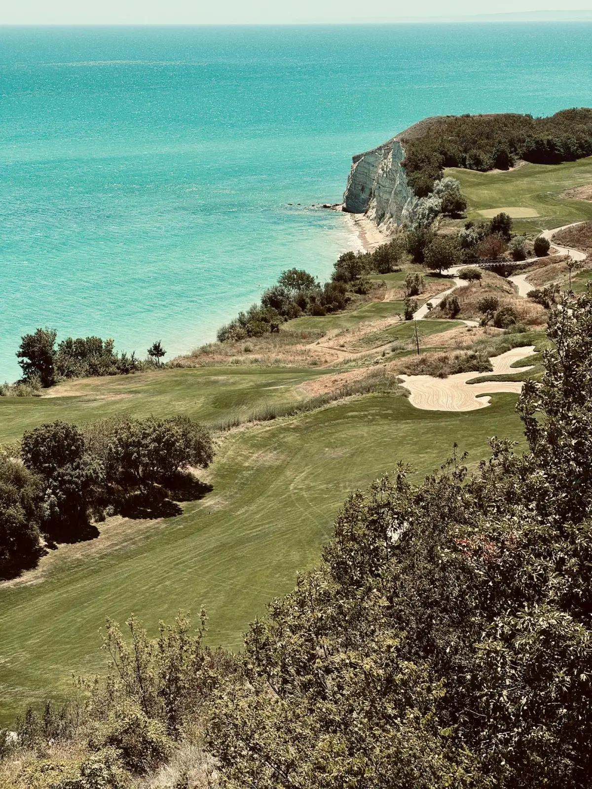 Parcours de golf en bord de mer Méditerranée à Belek, près d'Antalya, fairways verts et ocean bleu turquoise