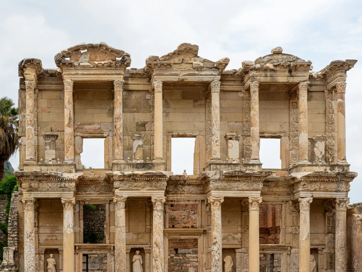 Façade romaine ornée de la bibliothèque de Celsus à Éphèse en Turquie