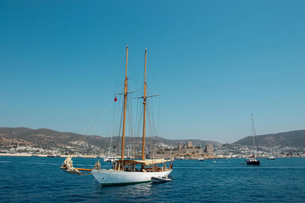 Chateau de Bodrum avec voiliers dans le port