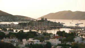 Vue de la marina de Bodrum avec le château Saint-Pierre des chevaliers de Saint-Jean au coucher du soleil