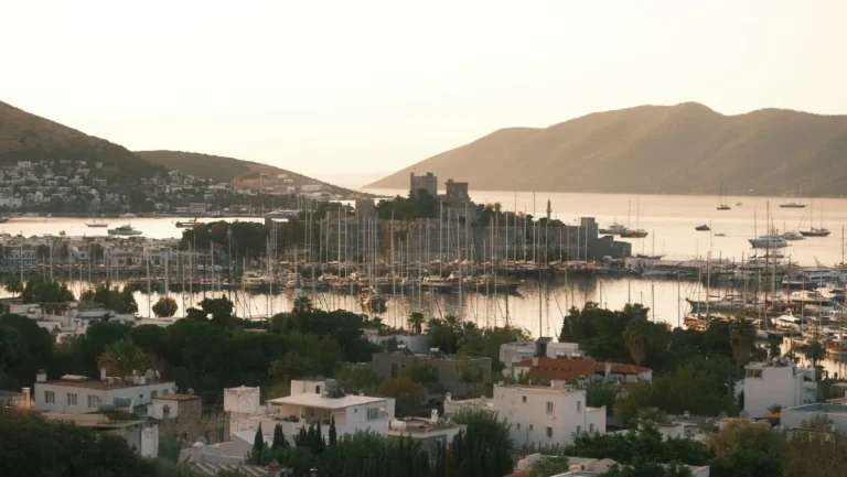 Vue de la marina de Bodrum avec le château Saint-Pierre des chevaliers de Saint-Jean au coucher du soleil
