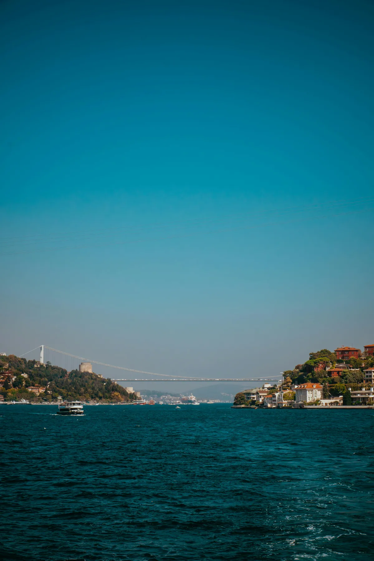 Ferry sur le Bosphore d'Istanbul avec le pont suspendu en arrière-plan