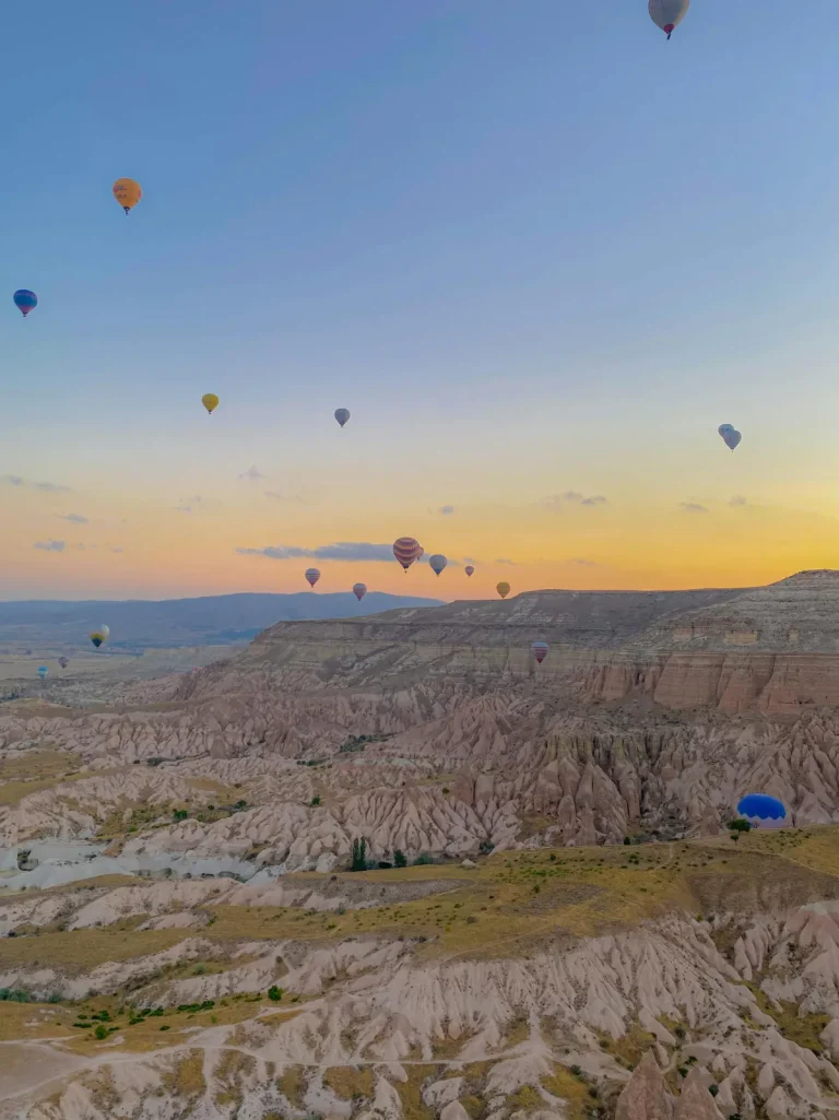 Montgolfières au lever du soleil sur les cheminées de fées de Cappadoce