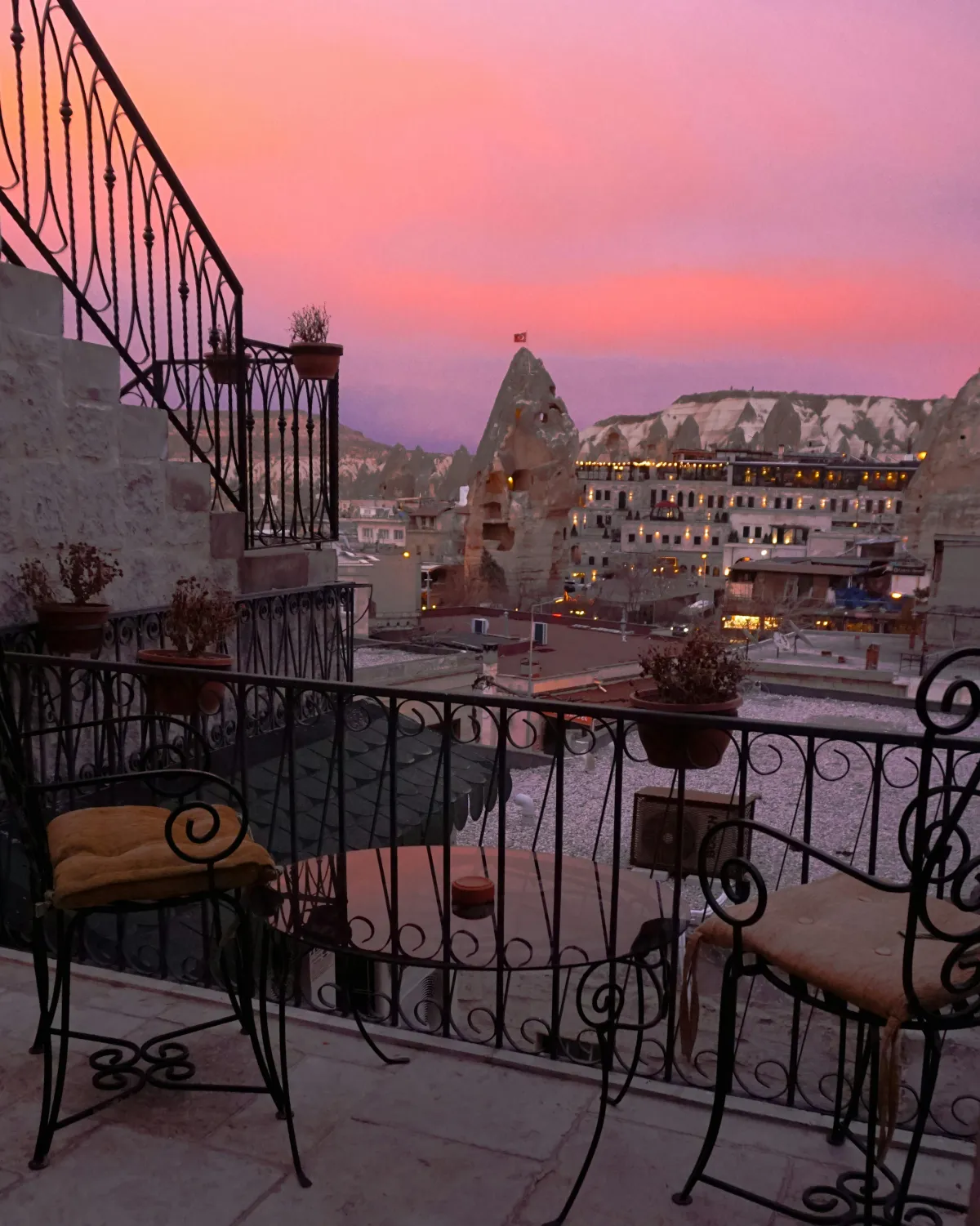 Terrasse de cave hotel surplombant le paysage de Cappadoce au coucher du soleil