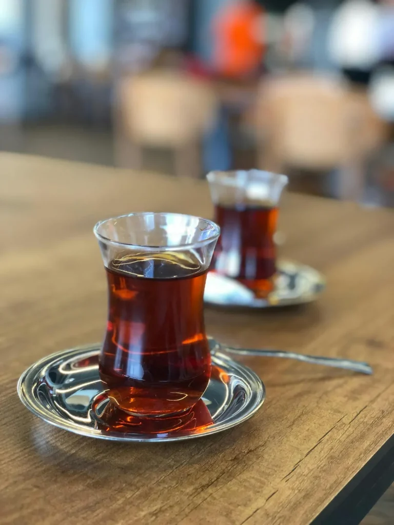 Deux verres tulipe de çay turc dans un café traditionnel, ambiance accueillante
