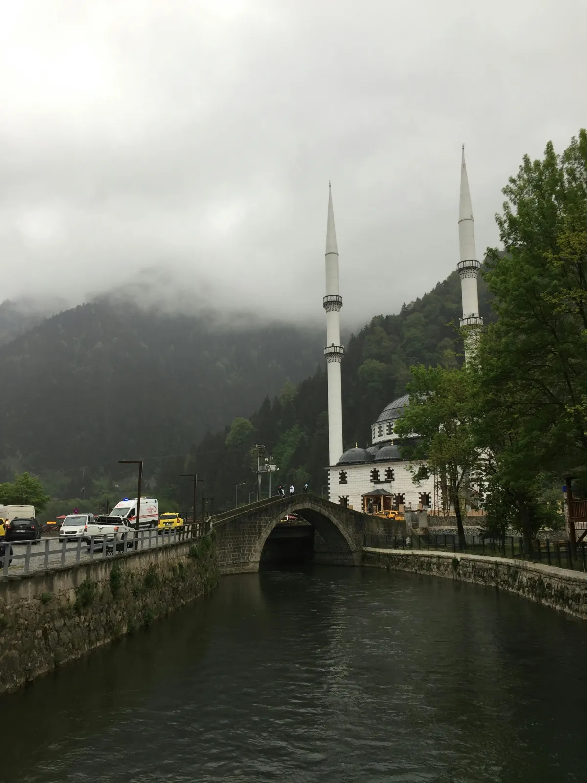 Mosquee de Caykara dans la brume, vallee de Trabzon