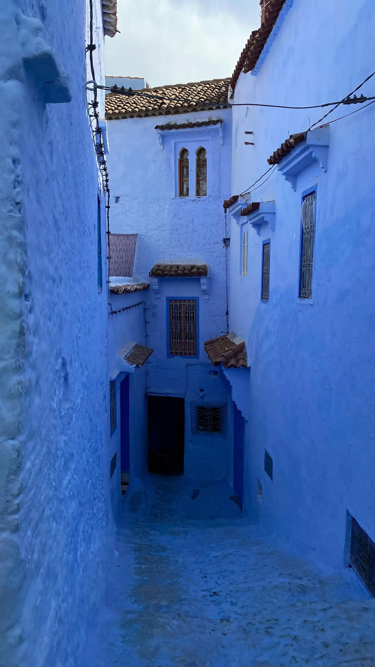 Ruelle bleue typique de Chefchaouen dans les montagnes du Rif