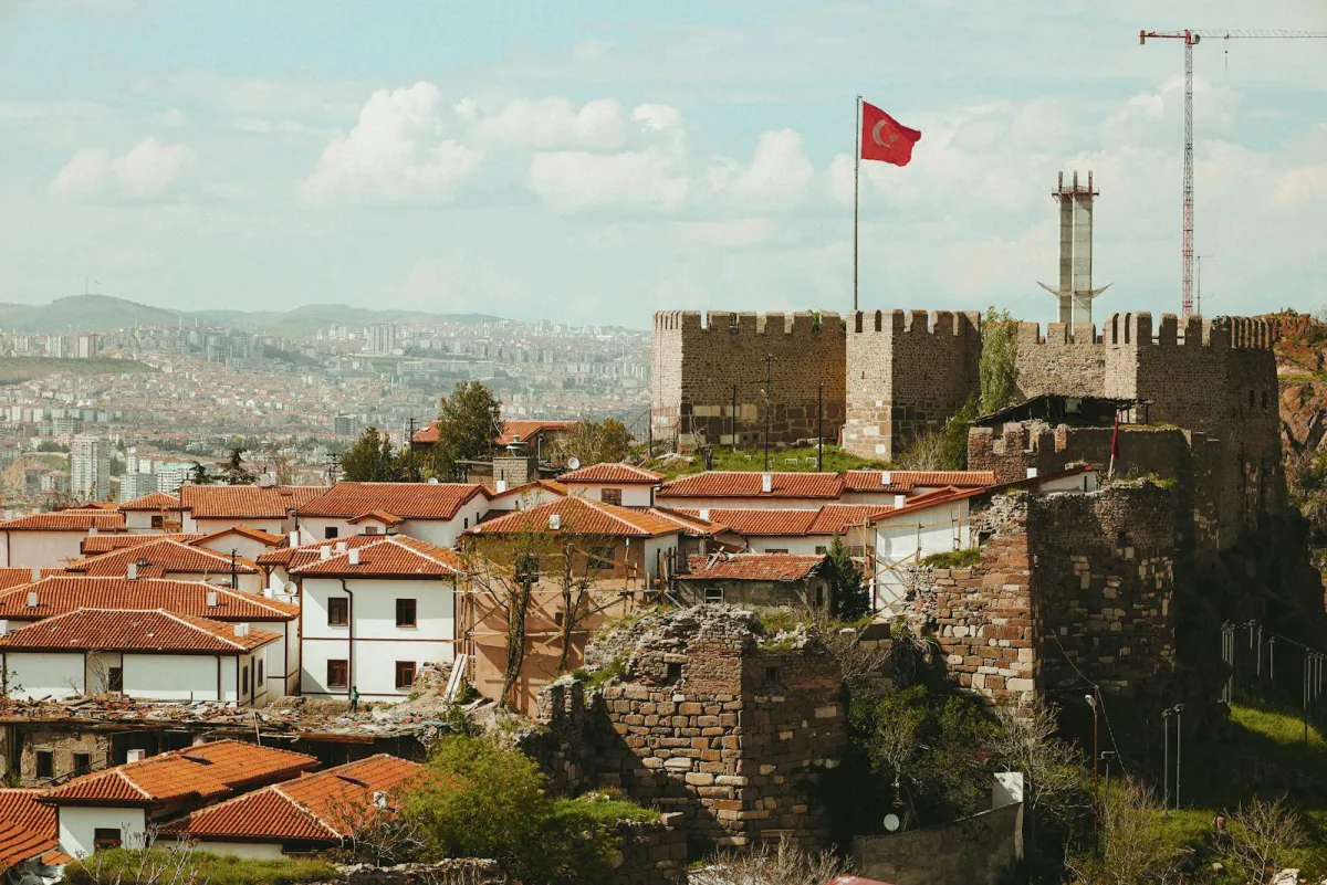 Vue de la citadelle byzantine d'Ankara dominant les toits du quartier d'Ulus
