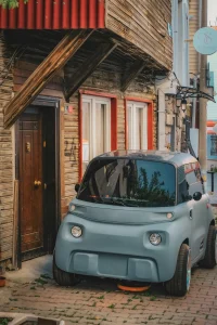 Voiture electrique Citroen Ami dans une ruelle d'Istanbul en Turquie