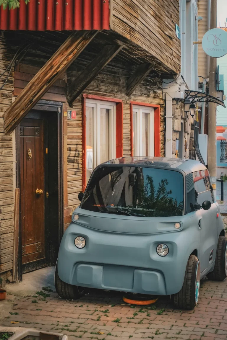 Voiture electrique Citroen Ami dans une ruelle d'Istanbul en Turquie