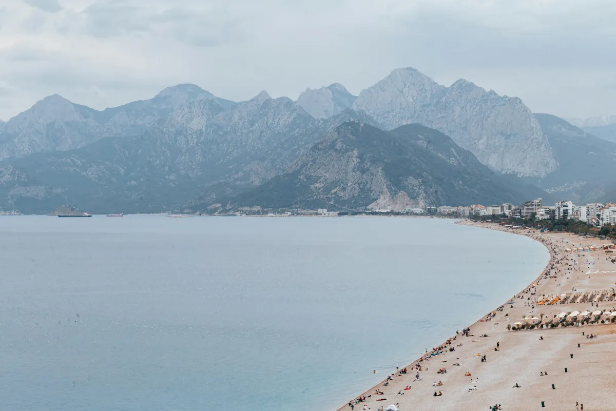 Vue aérienne de la côte d'Antalya avec plage et montagnes du Taurus
