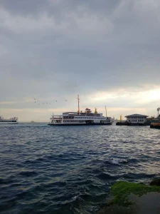 Ferry public traversant le Bosphore à Istanbul au crépuscule, l'activité préférée des enfants
