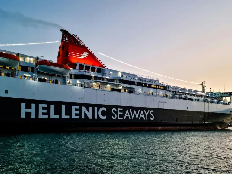 Ferry Hellenic Seaways pres de Chios en Grece au coucher de soleil