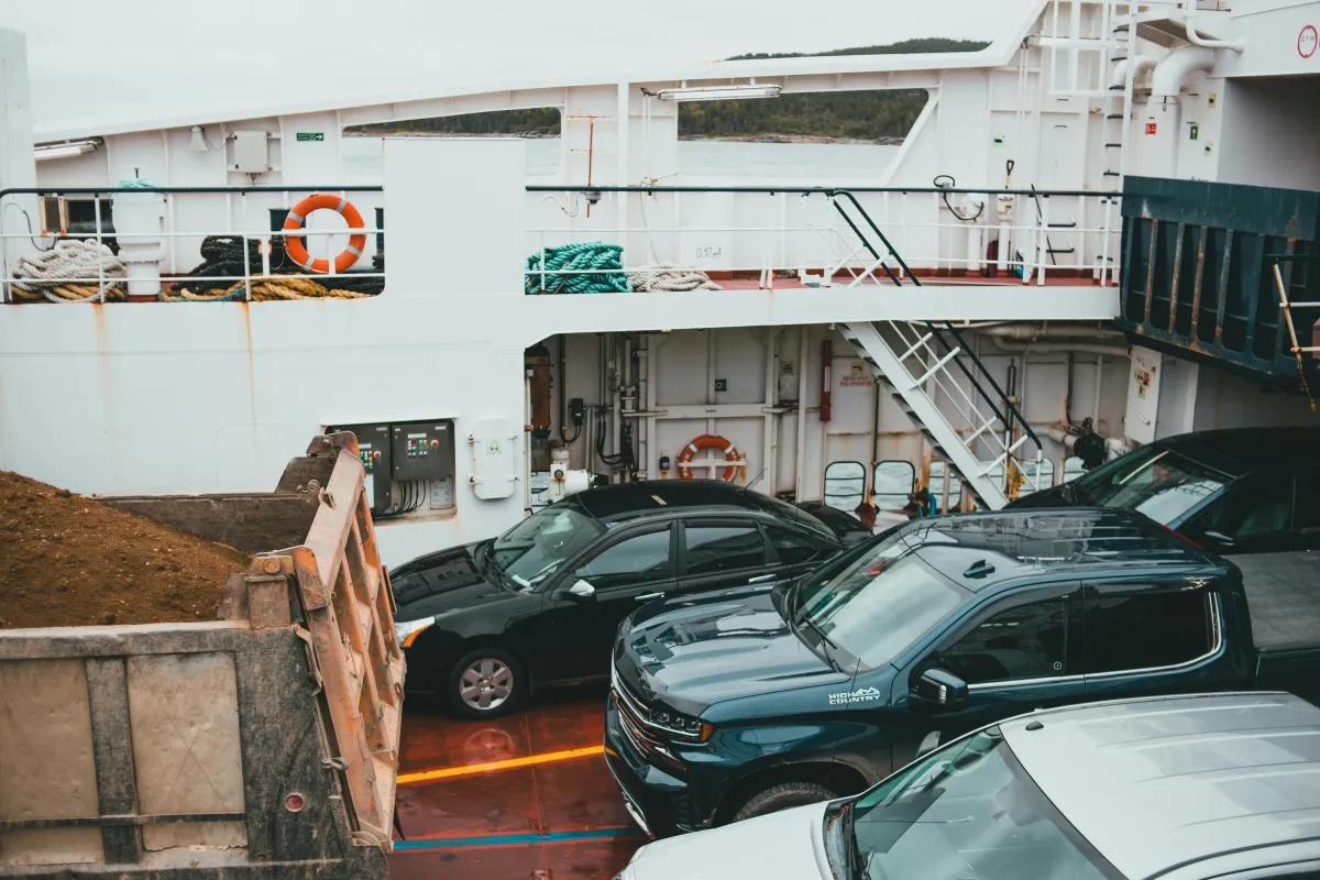Voitures stationnées sur le pont d'embarquement d'un ferry, alternative à la traversée des Balkans pour rejoindre la Turquie