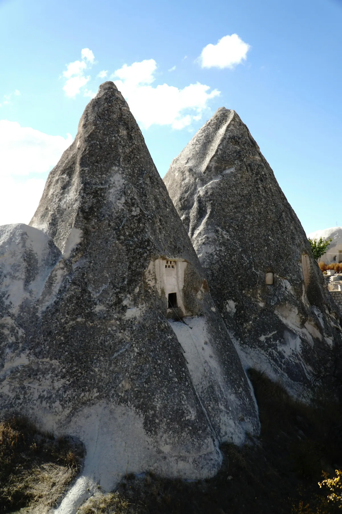Cheminées de fées de Göreme en Cappadoce sous ciel bleu
