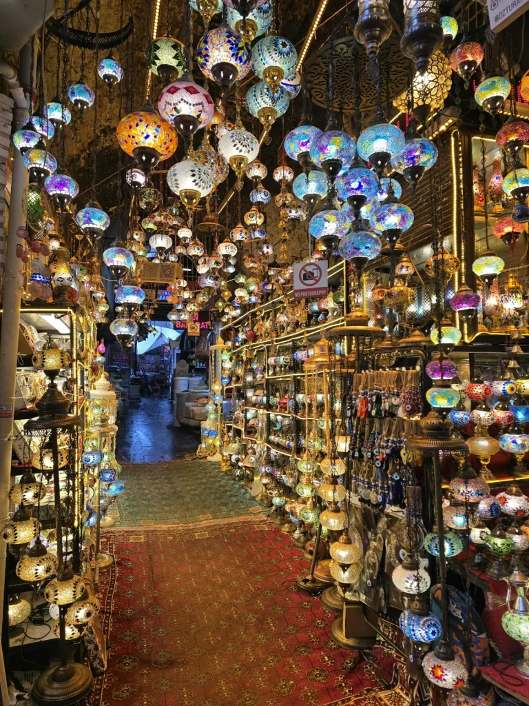 Lampes mosaïque turques colorées au Grand Bazar d'Istanbul