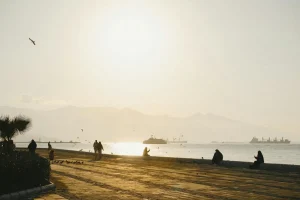 Promenade du Kordon à Izmir au coucher du soleil, front de mer animé de la ville la plus solo-friendly de Turquie