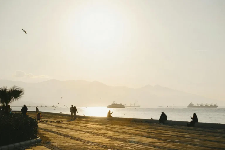 Promenade du Kordon à Izmir au coucher du soleil, front de mer animé de la ville la plus solo-friendly de Turquie