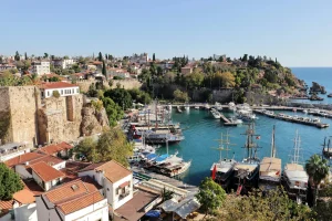Vue du port ottoman de Kaleiçi à Antalya avec yachts et vieille ville