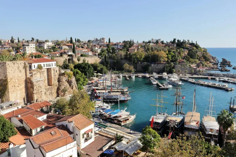Vue du port ottoman de Kaleiçi à Antalya avec yachts et vieille ville