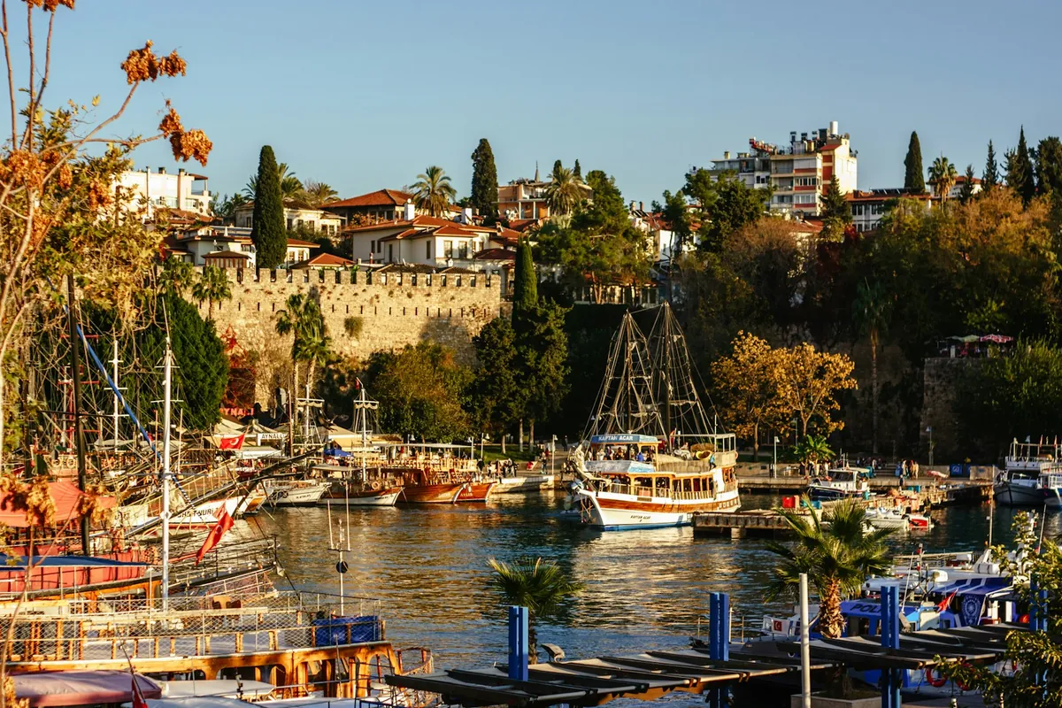Bateaux dans le vieux port de Kaleiçi, au pied de la vieille ville d’Antalya