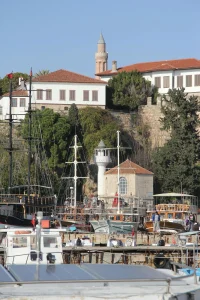 Vue du port ottoman de Kaleiçi avec ses bateaux et l'architecture historique de la vieille ville d'Antalya