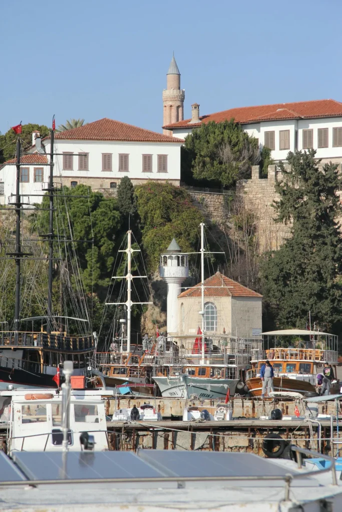 Vue du port ottoman de Kaleiçi avec ses bateaux et l'architecture historique de la vieille ville d'Antalya
