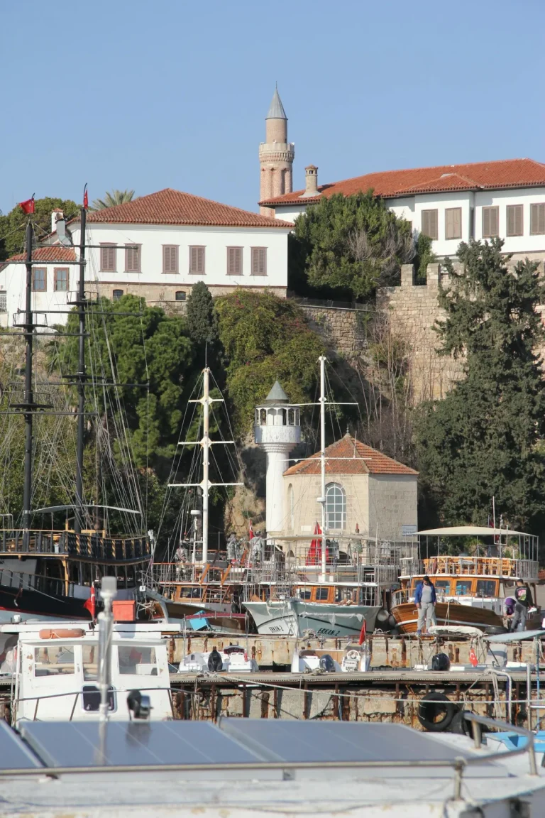 Vue du port ottoman de Kaleiçi avec ses bateaux et l'architecture historique de la vieille ville d'Antalya