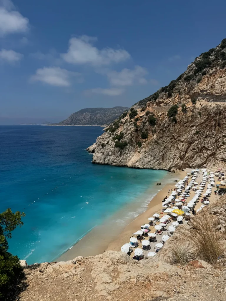 Vue aérienne de Kaputaş Beach à Kaş Antalya avec eau turquoise et falaises