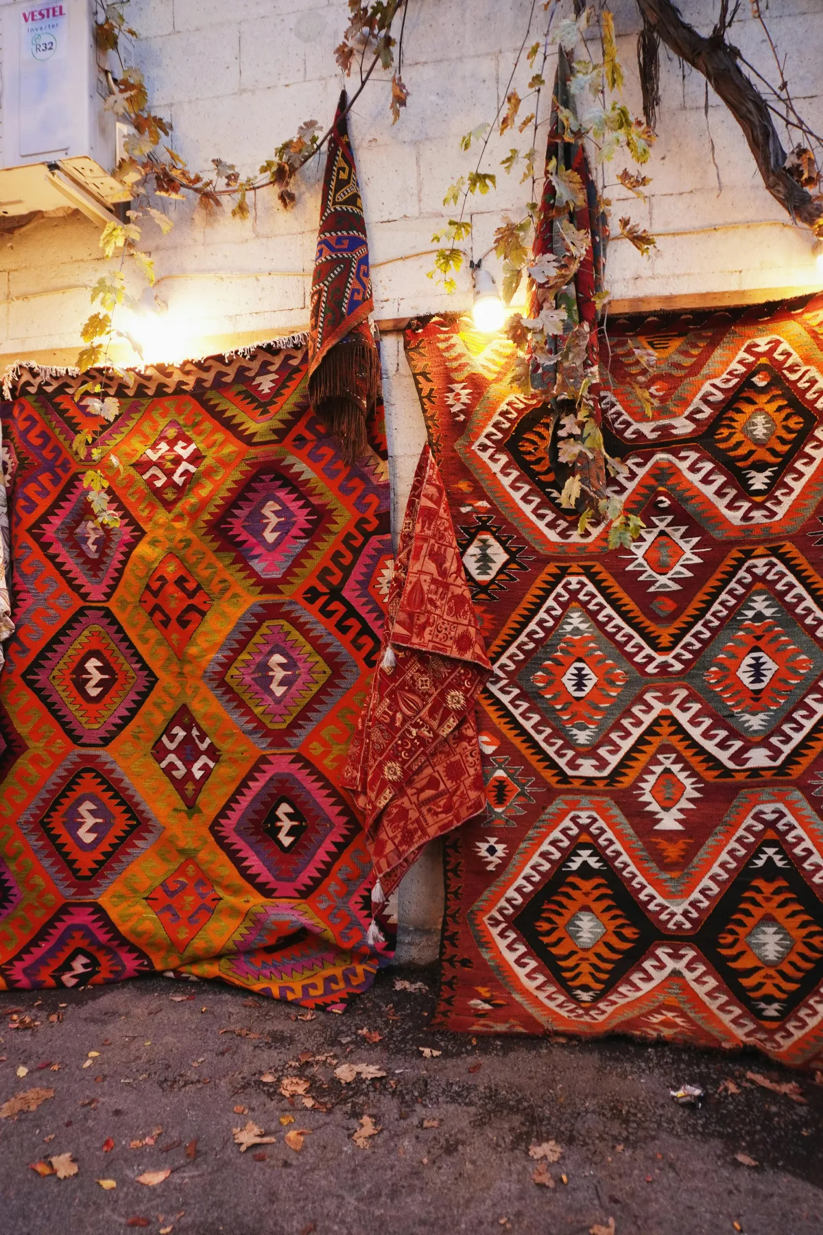 Kilims turcs traditionnels avec motifs géométriques colorés à Göreme