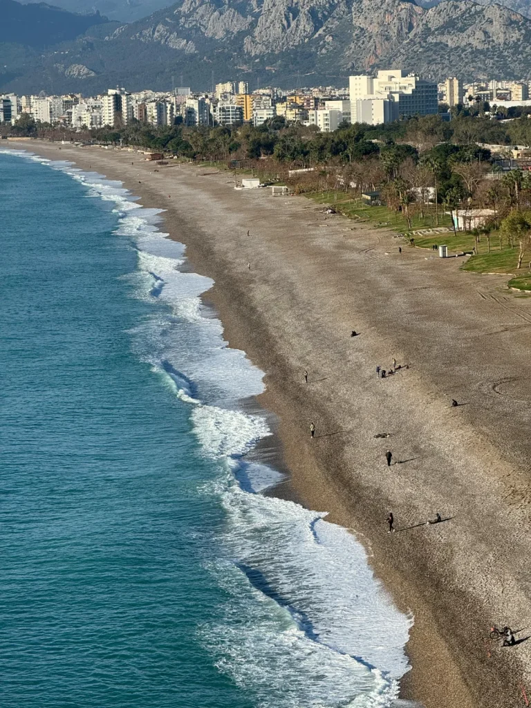 Vue aérienne de la plage de Konyaaltı à Antalya avec les Taurus en arrière-plan