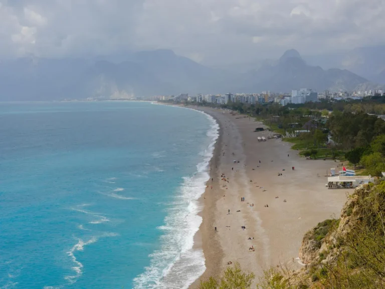 Vue aérienne de la plage de Konyaaltı à Antalya avec montagnes du Taurus en arrière-plan