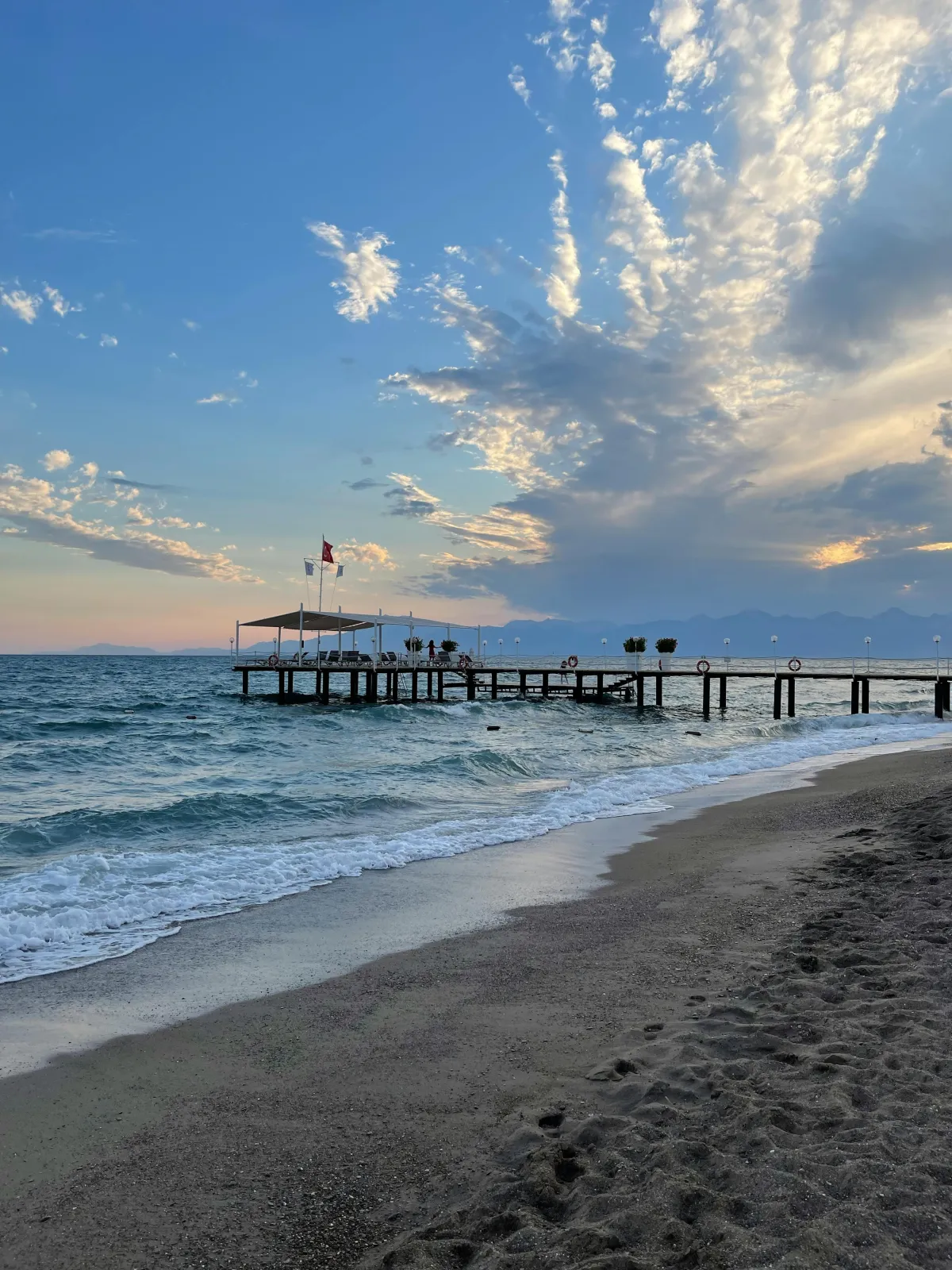 Plage et ponton au coucher du soleil sur la côte d'Antalya