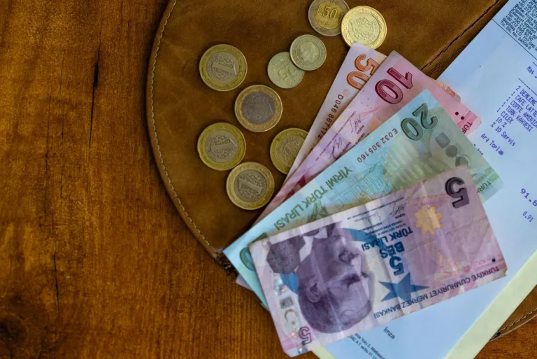 Livres turques et pièces de monnaie sur un plan de table avec reçu