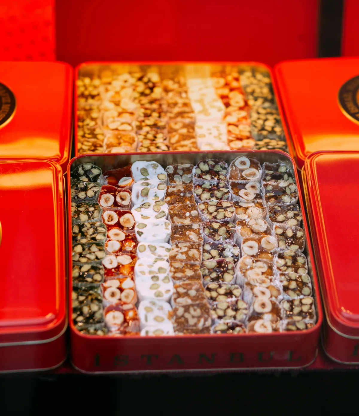 Assortiment coloré de loukoums turcs traditionnels dans une boîte d'Istanbul