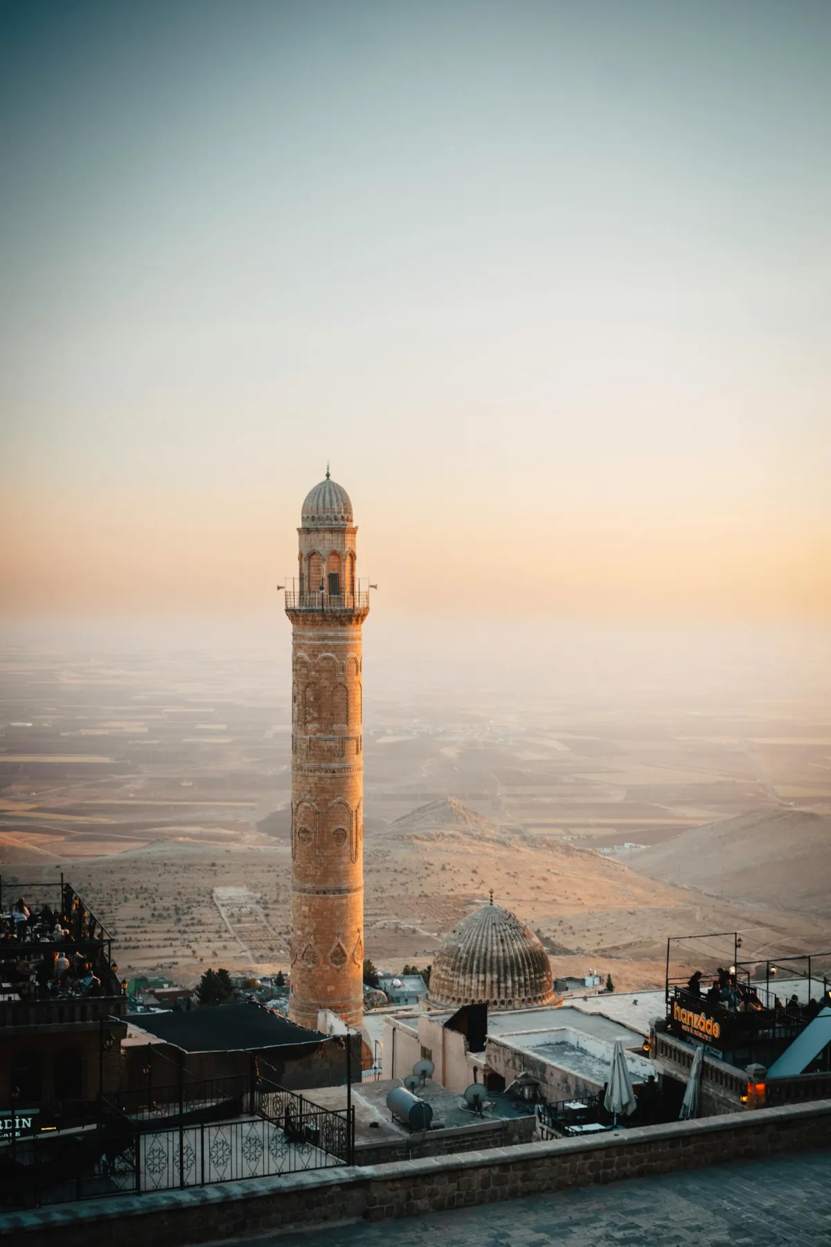 Minaret historique de Mardin dominant la plaine de Mésopotamie au coucher du soleil